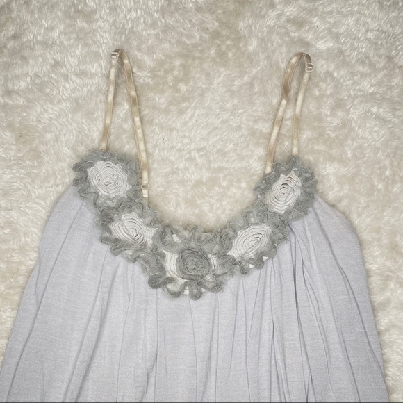 🔥2/$20🔥 Y2K Gray Pleated Tank Top with Floral Neckline and Adjustable Straps - Picture 4 of 8